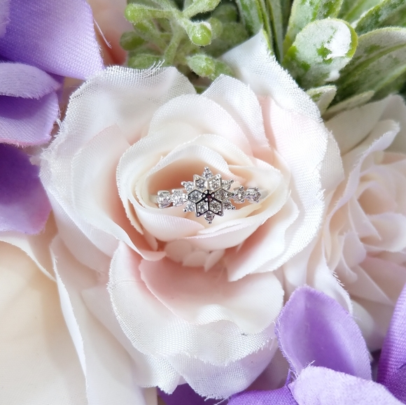 💋2 for $49 NEW DAINTY SILVER SNOWFLAKE RING - Picture 3 of 13